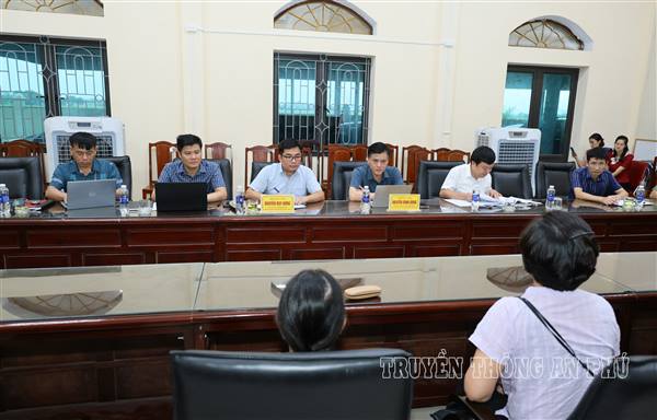 Đồng chí Bí thư Đảng ủy và đồng chí Chủ tịch UBND xã tiếp công dân định kỳ tháng 10/2025