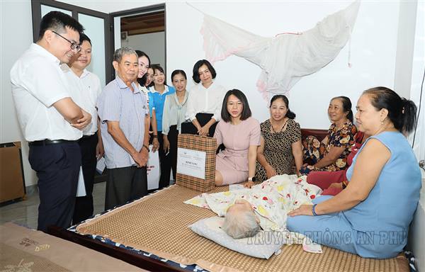 An Phú thăm, tặng quà Mẹ Việt Nam Anh hùng và thương binh, người nhiễm chất độc hóa học, thân nhân liệt sĩ