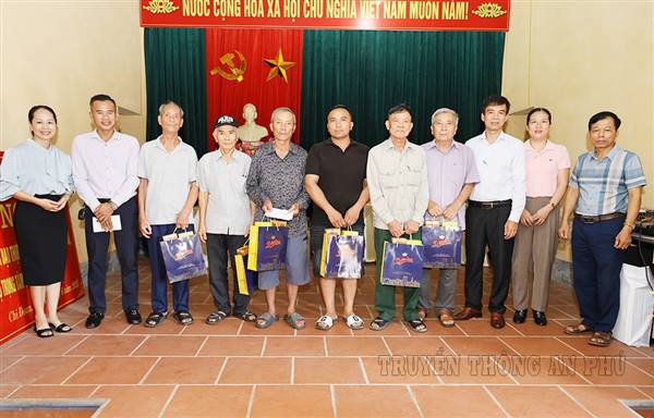 Thôn Chi Đoan tri ân các thương binh, gia đình liệt sĩ trên địa bàn nhân dịp 27/7