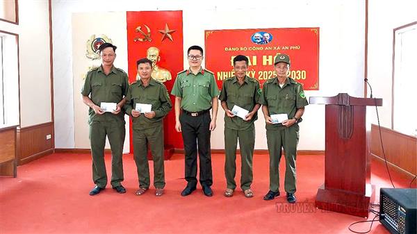 Công an xã An Phú gặp mặt, tặng quà các đồng chí cán bộ, chiến sĩ là con thương binh, bệnh binh
