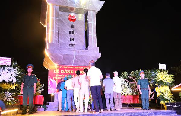 Linh thiêng Lễ thắp nến tri ân các anh hùng liệt sĩ