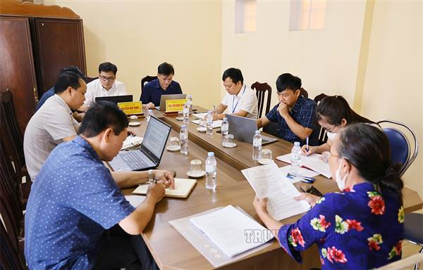 Đồng chí Bí thư Đảng ủy và đồng chí Chủ tịch UBND xã tiếp công dân định kỳ