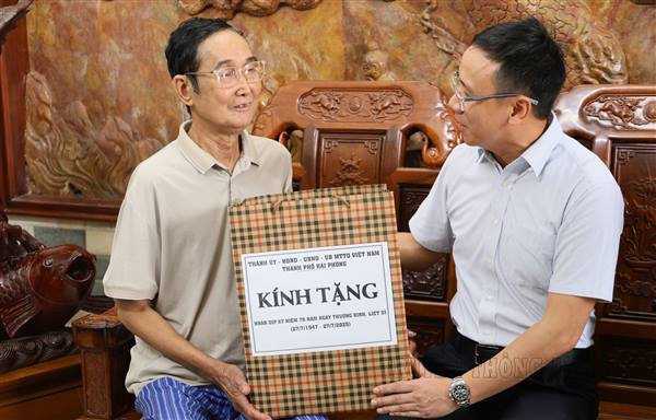 Chánh Văn phòng Thành ủy thăm tặng quà người có công tiêu biểu trên địa bàn xã An Phú