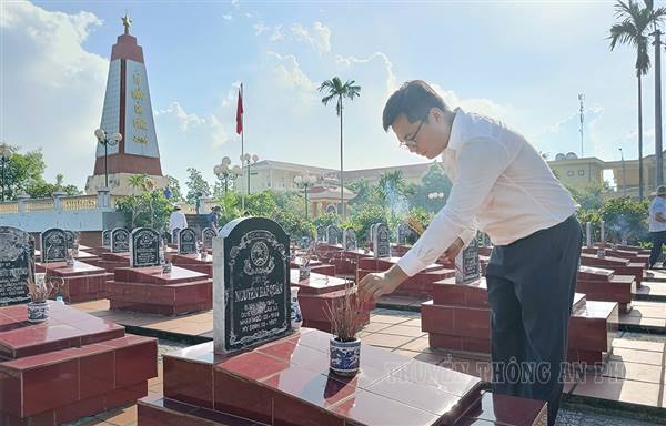 Các đại biểu viếng Nghĩa trang Liệt sĩ trước thềm Đại hội Đảng bộ xã An Phú