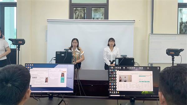 Công an xã An Phú tăng tốc đổi thẻ đảng viên