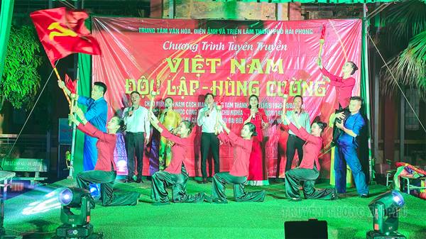 Đông đảo nhân dân tới theo dõi chương trình nghệ thuật Việt Nam độc lập hùng cường