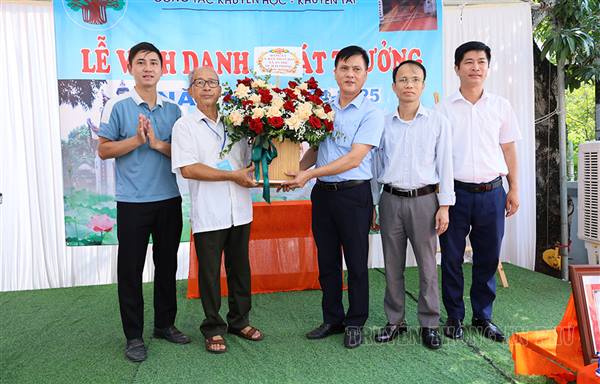 Dòng họ Nguyễn Danh trao thưởng, động viên các thế hệ con cháu học giỏi, chăm ngoan