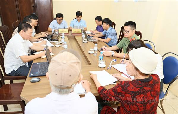 Đồng chí Bí thư Đảng ủy và đồng chí Chủ tịch UBND xã tiếp công dân định kỳ tháng 8