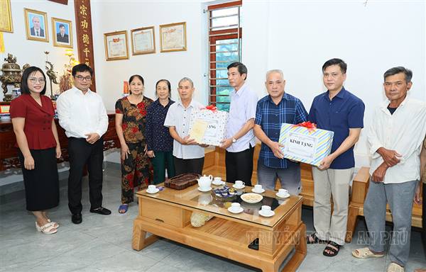Đồng chí Thường vụ Thành ủy Nguyễn Văn Phú tri ân Mẹ Việt Nam Anh hùng nhân dịp Kỷ niệm 80 năm Quốc khánh 2/9