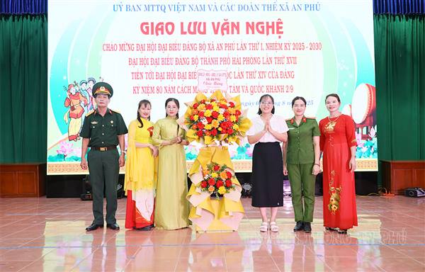 Giao lưu văn nghệ chào mừng Đại hội Đảng các cấp