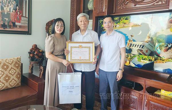Đảng ủy xã tổ chức thăm và trao Huy hiệu Đảng cho nhiều đảng viên