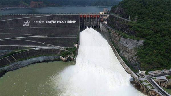 Hồ Thủy điện Hòa Bình mở cửa xả đáy số 2, người dân chủ động thực hiện các biện pháp an toàn khu vực ven sông