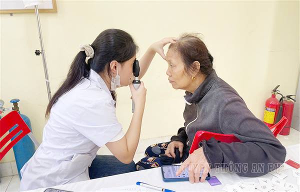 371 người cao tuổi được khám, tư vấn miễn phí các bệnh về mắt