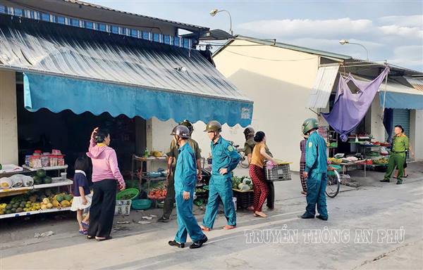 Xã An Phú ra quân giải tỏa vi phạm, chống tái lấn chiếm hành lang an toàn giao thông đường bộ trên địa bàn