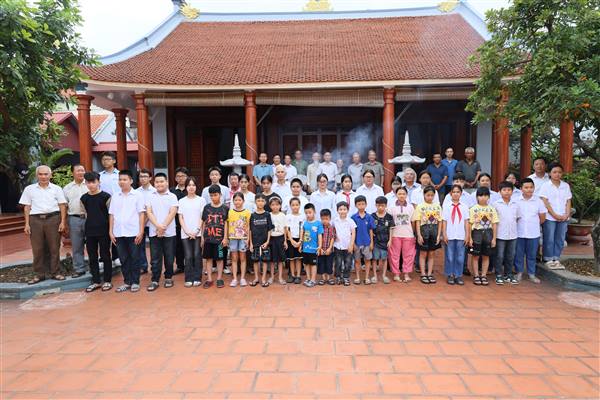 Dòng họ Đặng gốc Mạc thôn Chi Đoan trao thưởng khuyến học khuyến tài