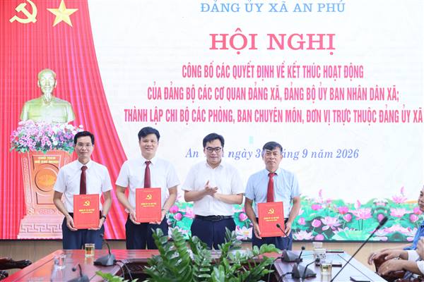 Đảng ủy xã An Phú công bố các quyết định về tổ chức đảng trực thuộc