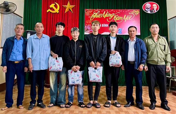 Thôn Cổ Pháp tổ chức buổi gặp mặt, tiễn tân binh lên đường nhập ngũ năm 2026