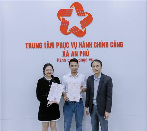 Xã An Phú trao giấy chứng nhận đăng ký kết hôn tại trụ sở UBND