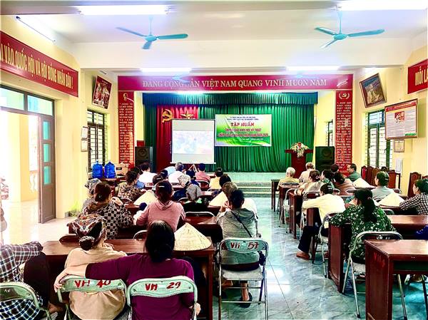 Nông dân thôn An Đông và thôn An Đoài được tập huấn kỹ thuật chăm sóc lúa chiêm xuân