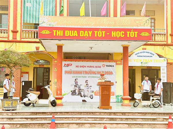 Trường THCS An Lâm tổ chức hoạt động dưới cờ với chủ đề "Phủ xanh trường học –  Lái xe an toàn - Vì tương lai xanh"