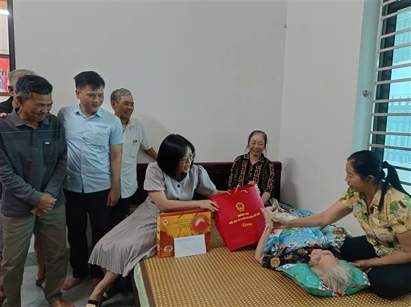 Lãnh đạo xã An Phú tới thăm, tặng quà Mẹ Việt Nam anh hùng 