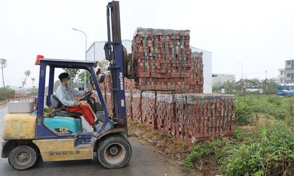 Việc tập kết vật liệu xây dựng trên đường giao thông - Hậu quả và hình thức xử phạt