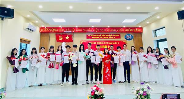 Đảng bộ Trường THPT Nam Sách II kết nạp 19 Đảng viên mới 