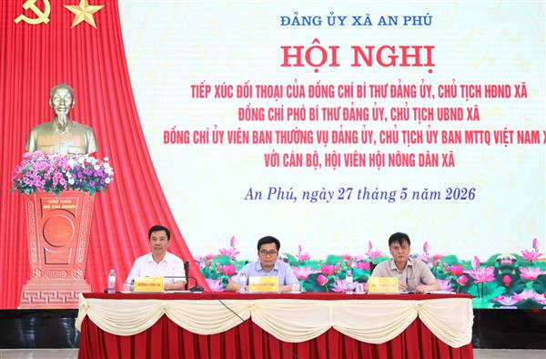 Đồng chí Bí thư Đảng ủy, Chủ tịch HĐND xã An Phú tiếp xúc, đối thoại trực tiếp với hội viên Hội Nông dân
