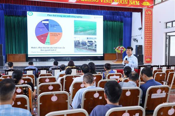 Tập huấn ứng dụng công nghệ tưới ướt - khô xen kẽ, giảm phát thải trong canh tác lúa thích ứng với biến đổi khí hậu