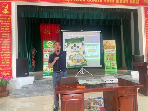 Trung tâm Dịch vụ sự nghiệp công tập huấn, hướng dẫn nông dân sử dụng phân bón cho cây trồng đúng cách