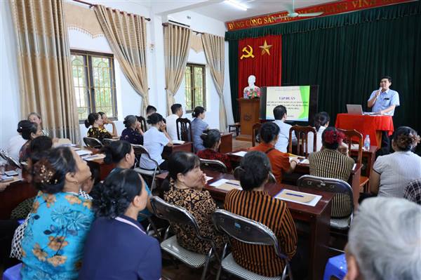 Trung tâm dịch vụ sự nghiệp công tổ chức lớp tập huấn kỹ thuật chăn nuôi lợn an toàn sinh học, áp dụng VietGAP và ứng dụng công nghệ cao cho nông dân trong xã
