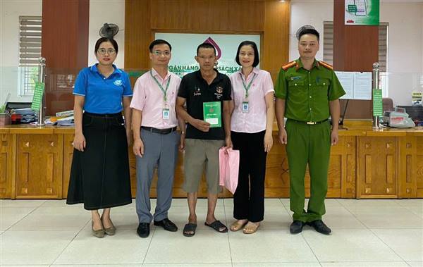 Hội Liên hiệp Phụ nữ xã An Phú phối hợp với Ngân hàng Chính sách xã hội Nam Sách giải ngân nguồn vốn vay cho người sau cai nghiện ma túy