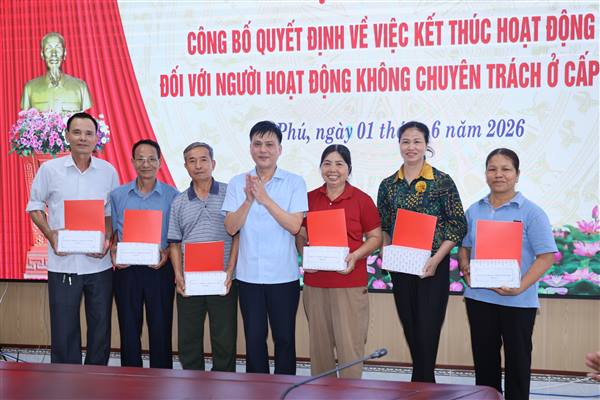An Phú công bố Quyết định kết thúc hoạt động đối với người hoạt động không chuyên trách cấp xã