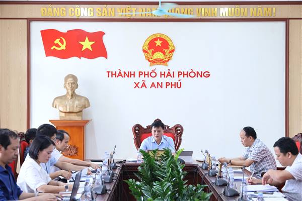 UBND xã họp phiên thường kỳ