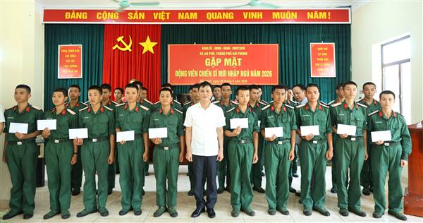 Đoàn công tác xã An Phú thăm, động viên chiến sĩ mới đang huấn luyện tại Quân đoàn 12