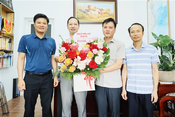 Lãnh đạo xã An Phú thăm, chúc mừng Trung tâm Dịch vụ sự nghiệp công nhân Ngày Báo chí Cách mạng Việt Nam