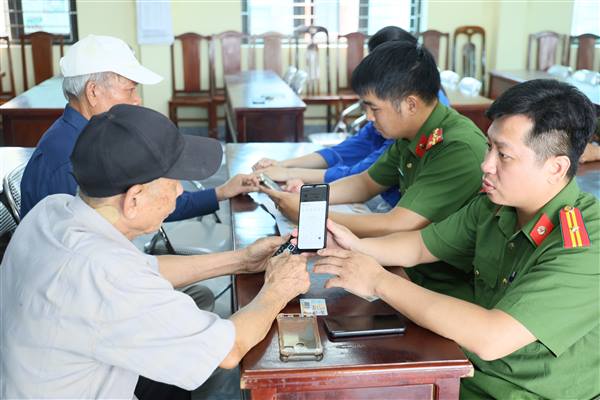 Ra quân “Chiến dịch mùa hè số cùng VNeID, hướng dẫn công dân số, đồng hành cùng nhân dân thực hiện đề án 06”