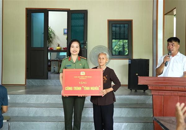 Lãnh đạo xã An Phú thăm gia đình có hoàn cảnh khó khăn được hỗ trợ sửa chữa nhà ở, trao thư cảm ơn đơn vị đồng hành