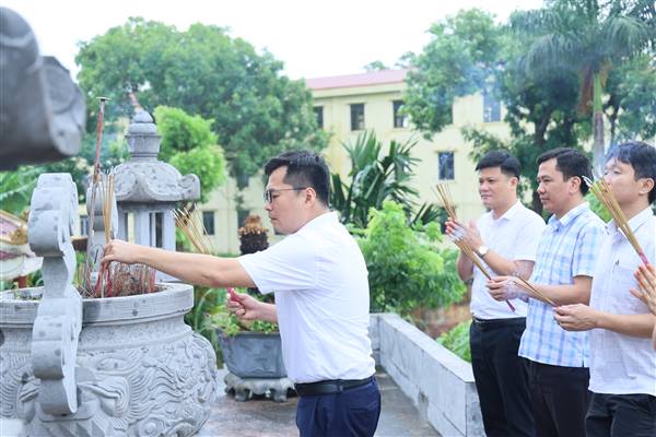 Xã An Phú tổ chức Lễ dâng hương, dâng hoa tưởng niệm các Anh hùng liệt sĩ 