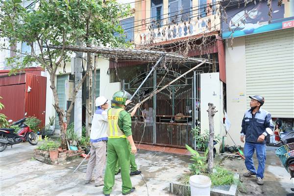 Xã An Phú tiếp tục ra quân xử lý vi phạm hành lang an toàn giao thông