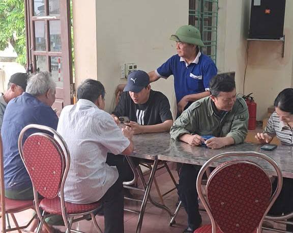 Xã An Phú đẩy mạnh hỗ trợ người dân sử dụng dịch vụ công trực tuyến