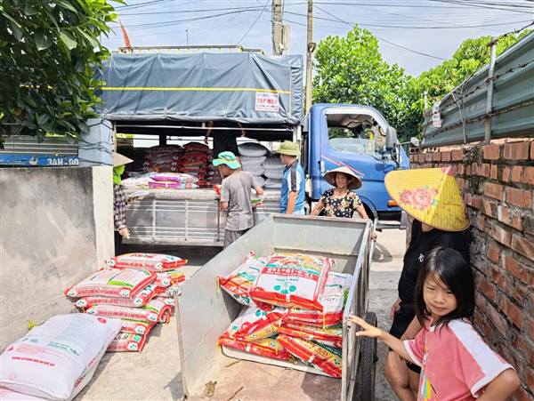 Trung tâm Dịch vụ sự nghiệp công phối hợp tổ chức cung ứng gần 20 tấn phân bón chậm trả phục vụ sản xuất vụ mùa năm 2026