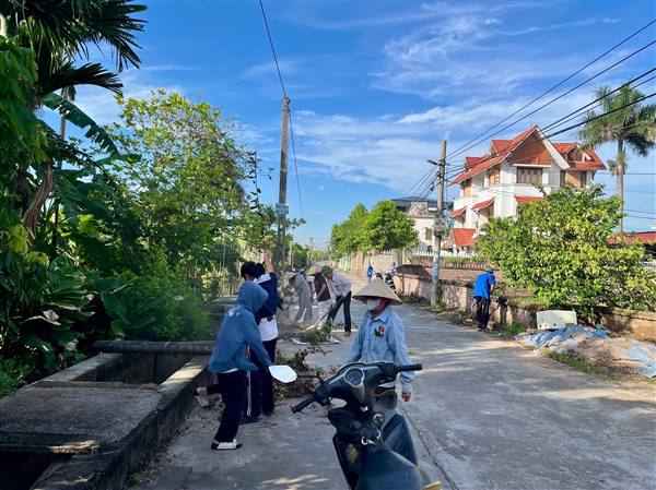 Thôn An Điền Giáp ra quân thực hiện dọn vệ sinh môi trường