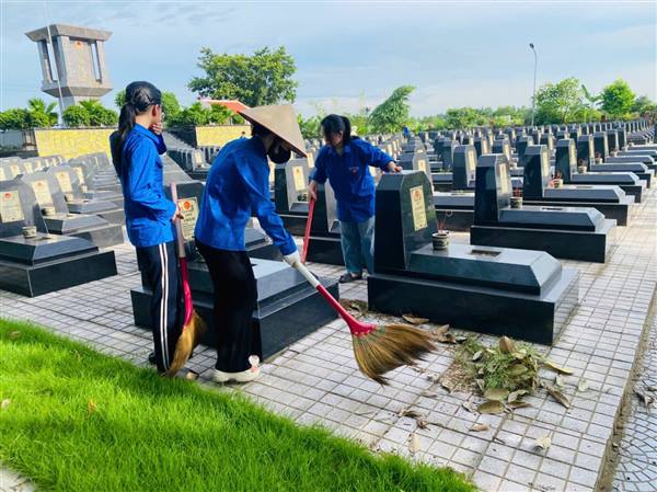 Đoàn thanh niên trường Mầm non Cộng Hòa dọn vệ sinh Nghĩa trang liệt sĩ