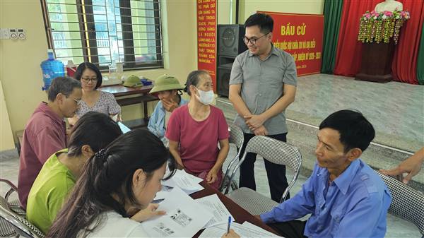 Đồng chí Bí thư Đảng ủy kiểm tra, động viên lực lượng thực hiện làm sạch dữ liệu đất đai