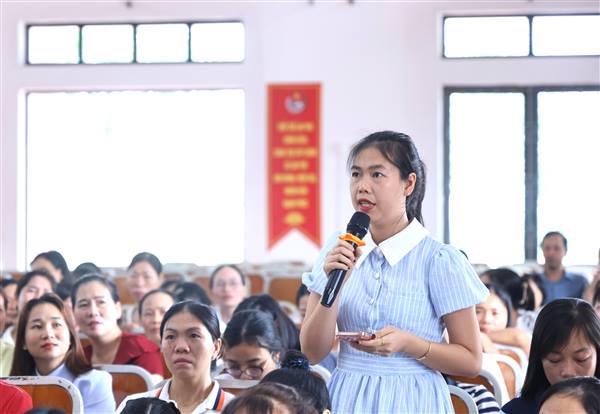 Đồng chí Phó Bí thư Đảng ủy, Chủ tịch UBND xã An Phú đối thoại trực tiếp với cán bộ, giáo viên các nhà trường