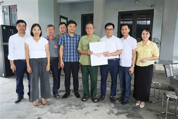 Lãnh đạo xã An Phú tới thăm, tặng quà Mẹ Việt Nam anh hùng, các gia đình chính sách, người có công nhân kỷ niệm 79 năm ngày Thương binh liệt sĩ 27/7