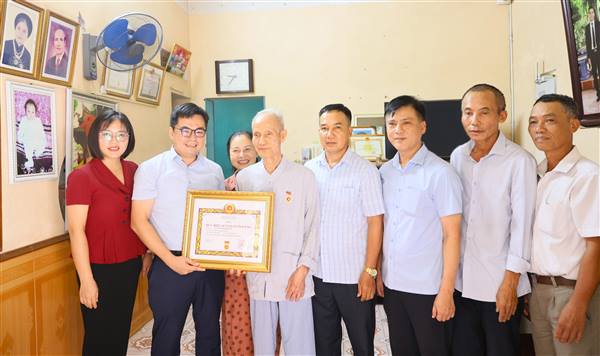 Thường trực Đảng ủy xã An Phú đến thăm và trao Huy hiệu Đảng cho nhiều đảng viên cao tuổi