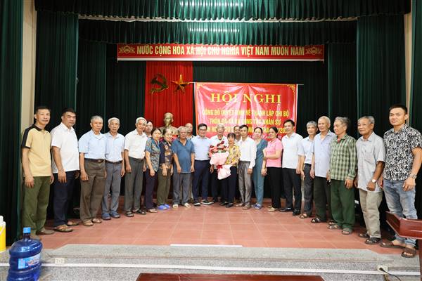 Đồng chí Bí thư Đảng uỷ Nguyễn Duy Hưng dự sinh hoạt chi bộ và ra mắt Chi ủy tại Chi bộ thôn Đa Xá