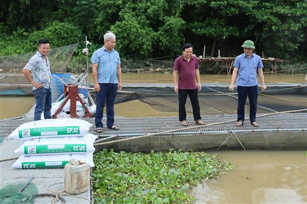 Đồng chí Chủ tịch UBND xã kiểm tra công tác ứng phó với Bão số 1 tại các thôn trên địa bàn xã